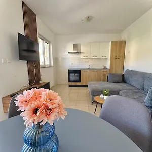 Apartament Elvira, Drage